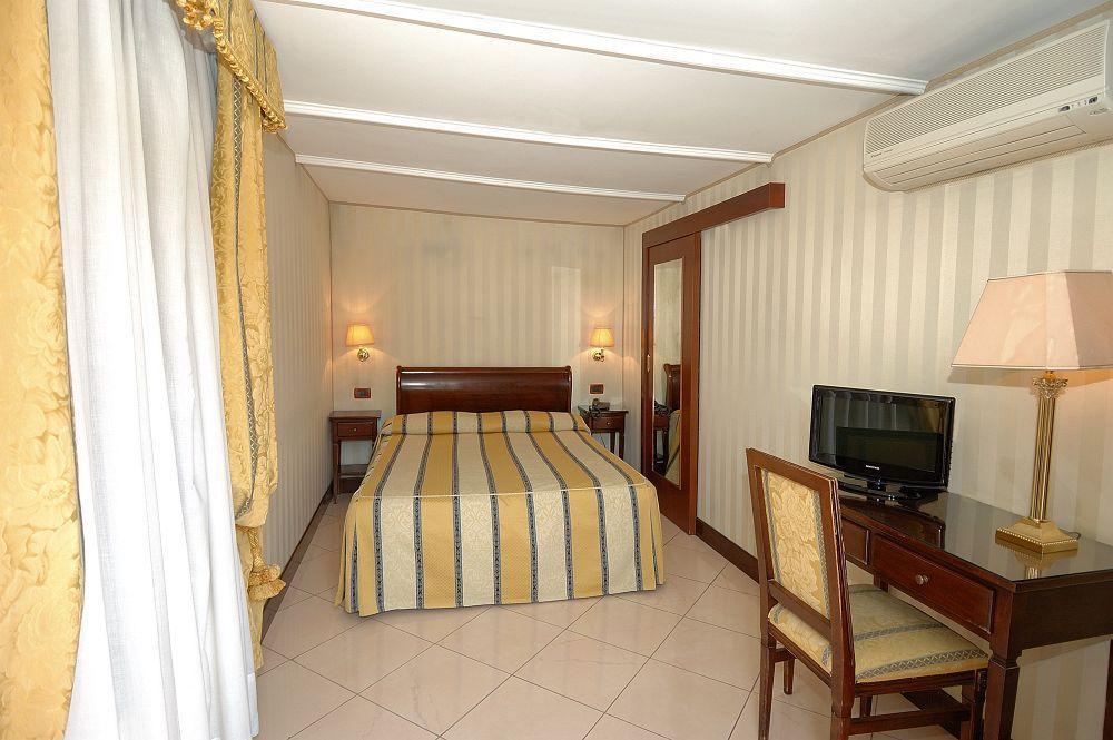 Hotel Hesperia Venecia Exterior foto